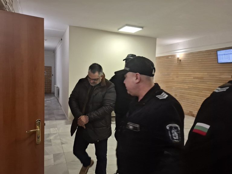 Окръжният съд в Ловеч остави в ареста задържания за притежание на над 200 хиляди фалшиви евро банкноти