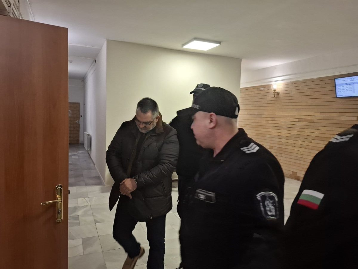 Окръжният съд в Ловеч остави в ареста задържания за притежание на над 200 хиляди фалшиви евро банкноти