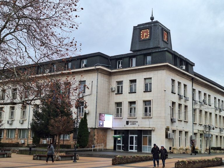 Окръжната прокуратура оспорва пред Административния съд платеното паркиране в Ловеч