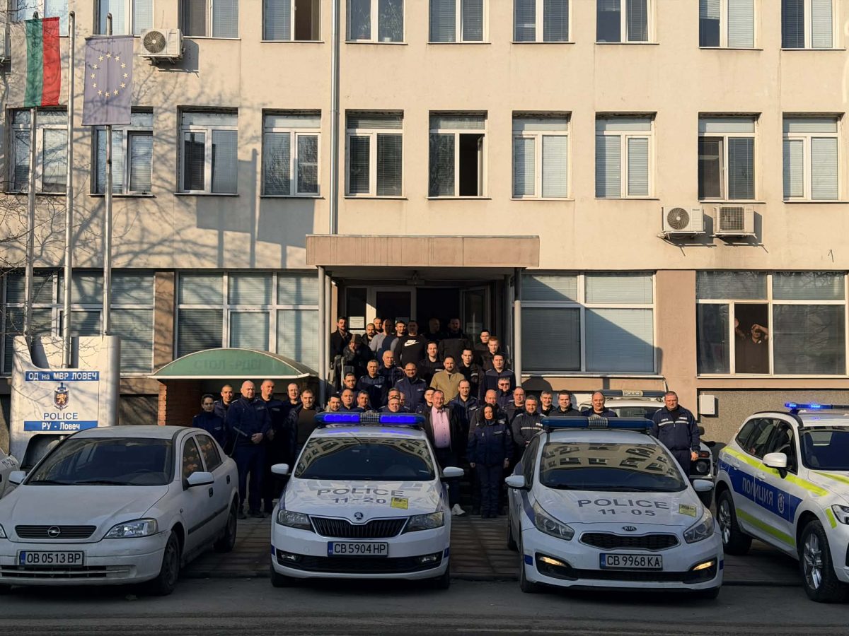 Полицейските служители отдадоха почит към загиналите си колеги