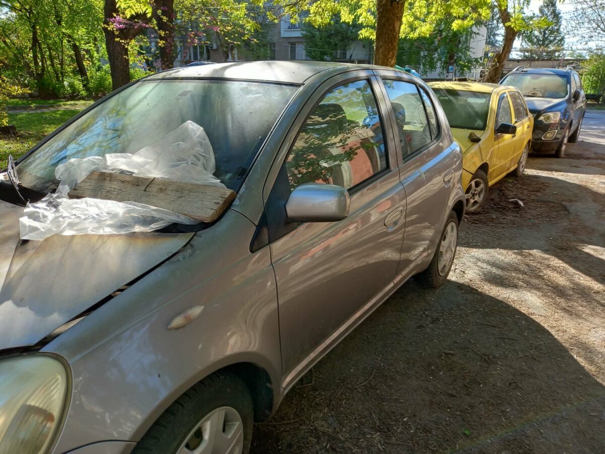 Седмица след пожара пред заложната къща на кмета повредените автомобили все още са на улицата, няма яснота от институциите