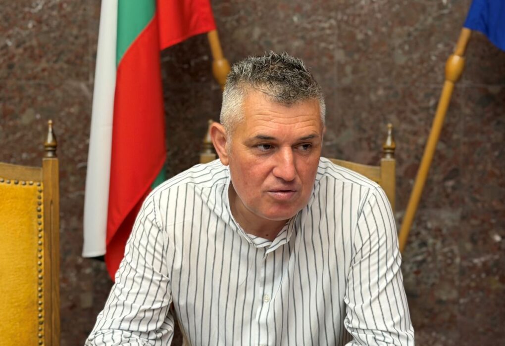 Областният управител поиска разрешаване на проблема с излизането на селскостопанска техника по пътищата
